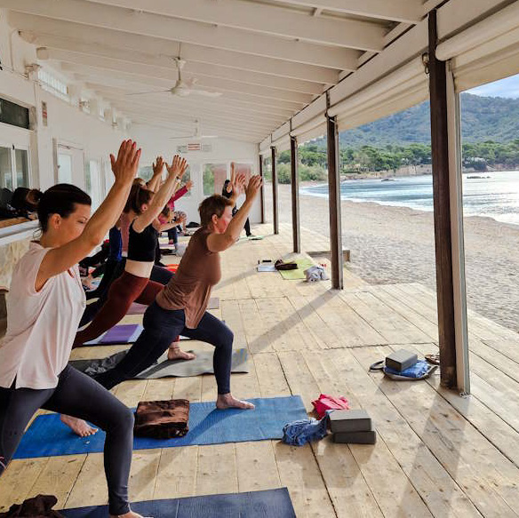 Yoga auf der Veranda mit Blick aufs Meer