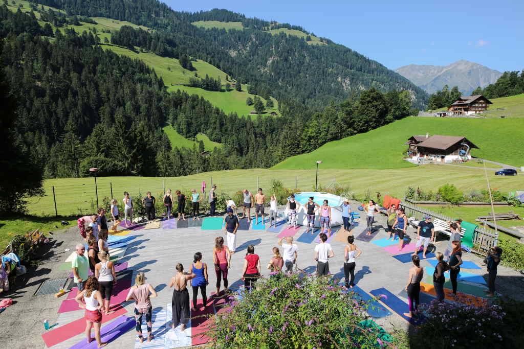Yogaklasse im Freien am Kientalerhof mit Blick auf die Berge des Berner Oberlands