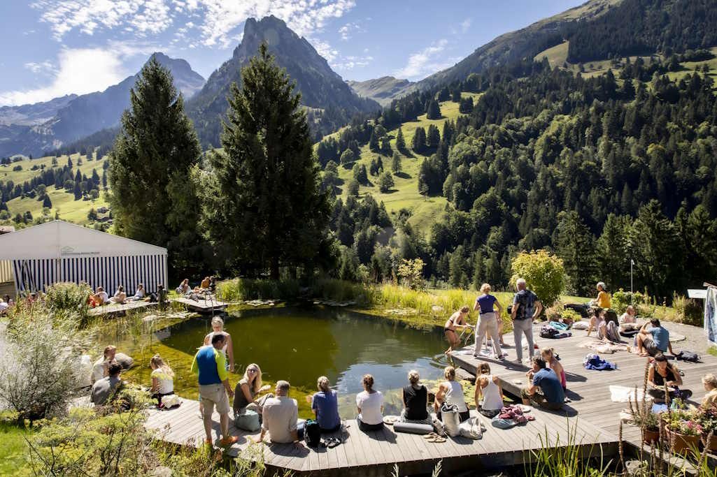 Teilnehmende am Naturteich des Kientalerhofs im Berner Oberland