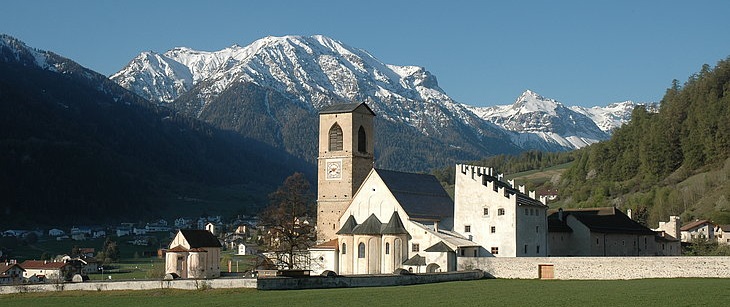 Kloster Müstair mit Tal schmal