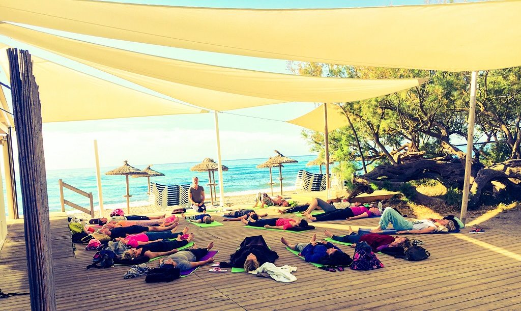 Yogaferien am Meer Mallorca Yoga am Strand Sonne Internet