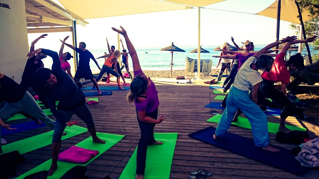 Yogaferien am Meer Yogastunde am Strand am Morgen Internet