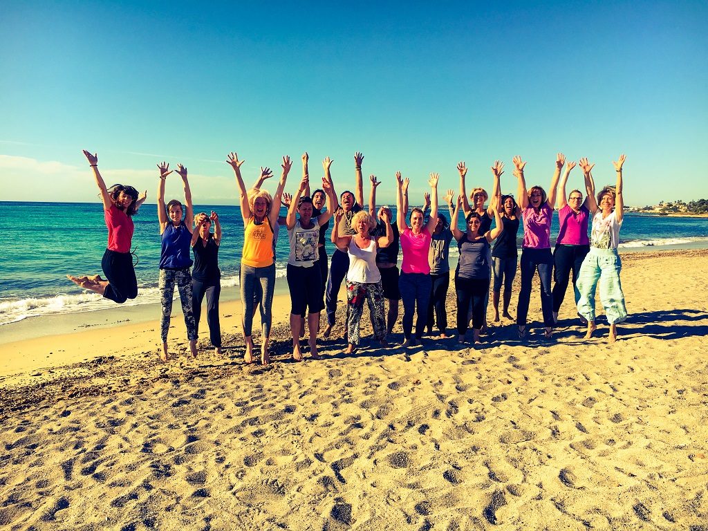Yogaferien am Strand Gruppenbild mit Dame Internet